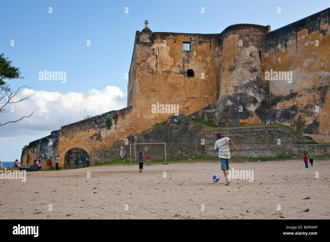 Il calcio di fronte a Fort Jesus, Mombasa, in Kenya Foto Stock