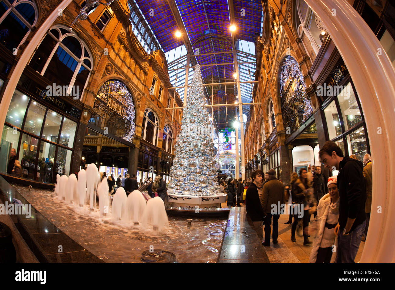 Regno Unito, Inghilterra, Yorkshire, Leeds, Victoria Quarter, glitter sfera albero di Natale in Queen Victoria Street Foto Stock