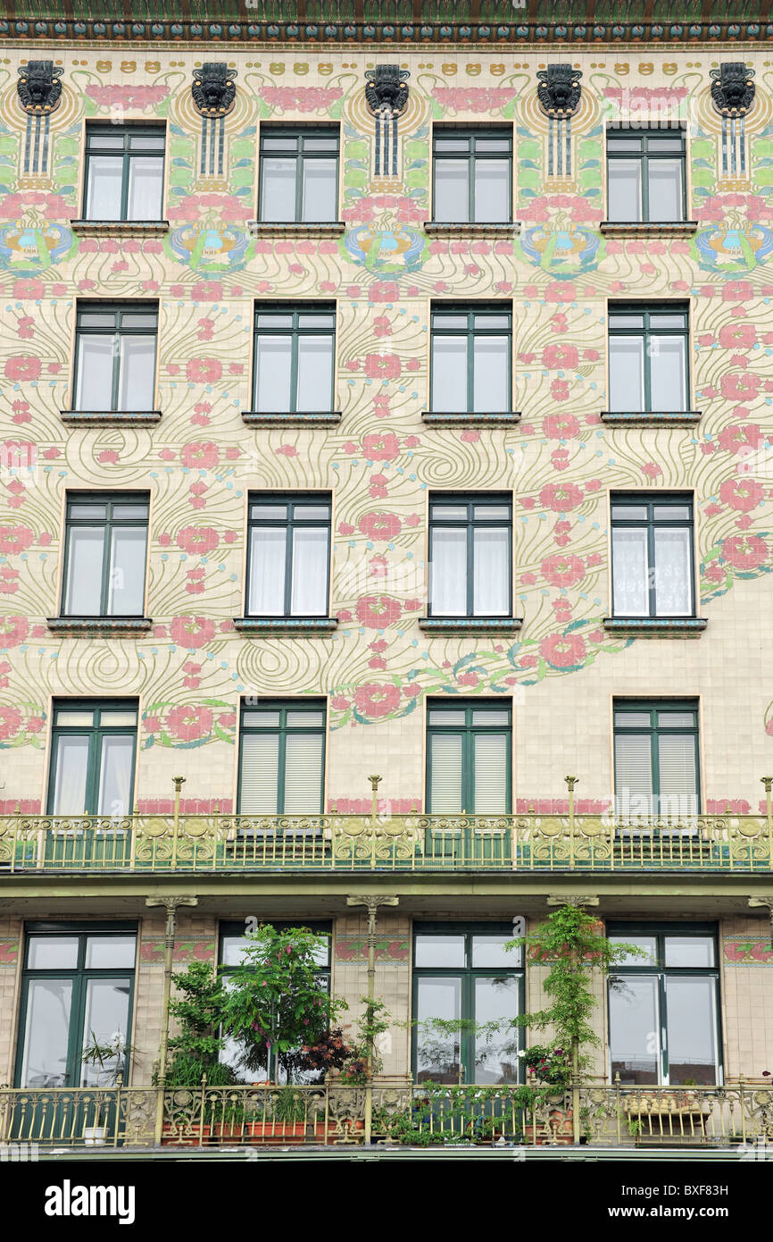 VIENNA Austria appartamento Majolikahaus facciata di edificio 1899 dalla moderna architetto Otto Wagner nei pressi di Vienna Naschmarket Foto Stock