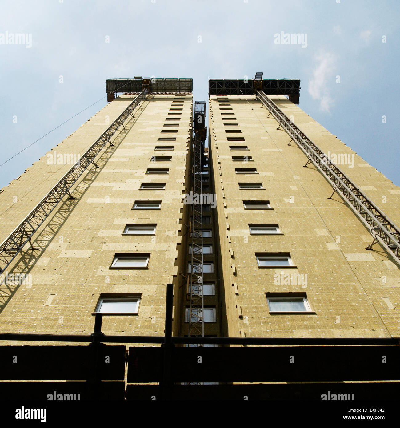 Strati di isolamento aggiunto al sessanta a torre come parte di un programma di rinnovo Bow East London REGNO UNITO Foto Stock