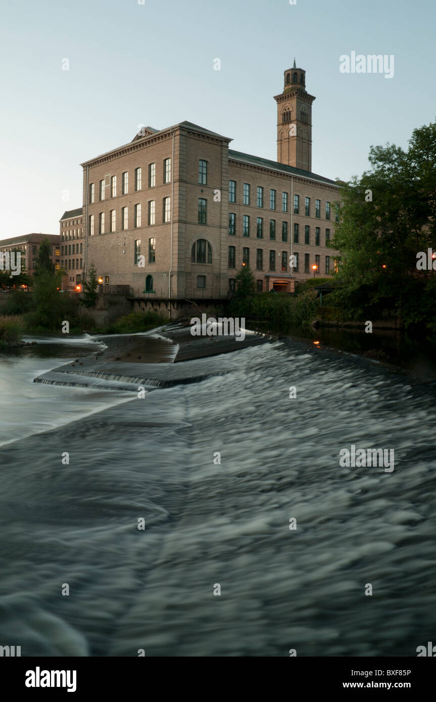 Nuovo mulino e il fiume Aire a Saltaire, West Yorkshire. Foto Stock