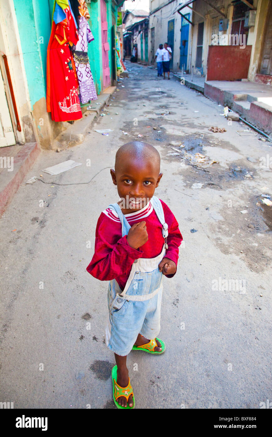 Ragazzo giovane nella città vecchia, Mombasa, in Kenya Foto Stock