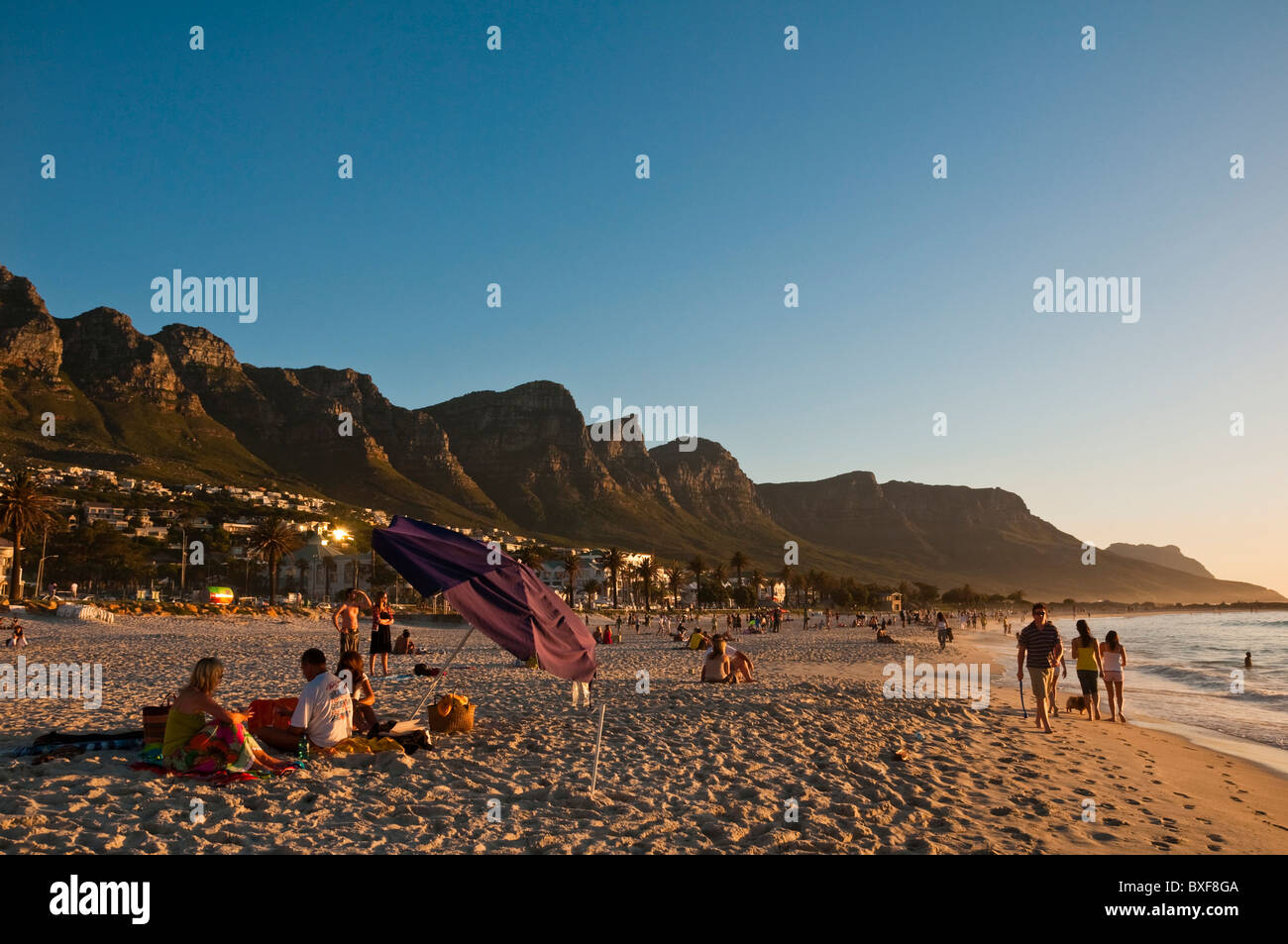 Spiaggia di Camps Bay con i Dodici Apostoli sul litorale occidentale. Cape Town. Provincia occidentale. Sud Africa. Foto Stock