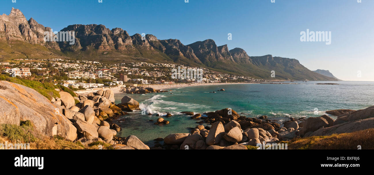 Vista di Camps Bay e i dodici Apostoli sul litorale occidentale. Cape Town. Provincia occidentale. Sud Africa. Foto Stock