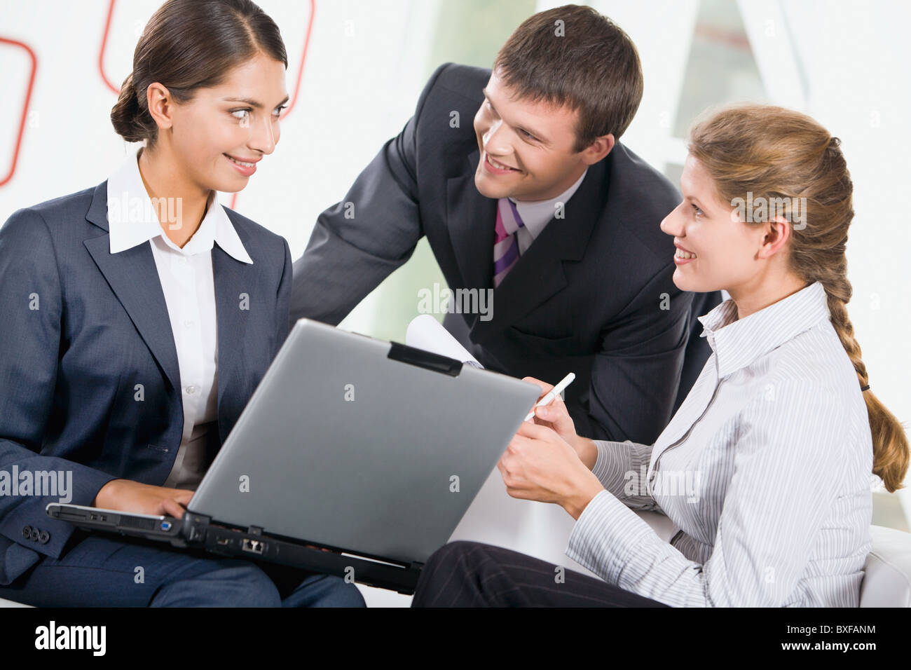 Ritratto di tre giovani specialisti creative in occasione di una riunione Foto Stock