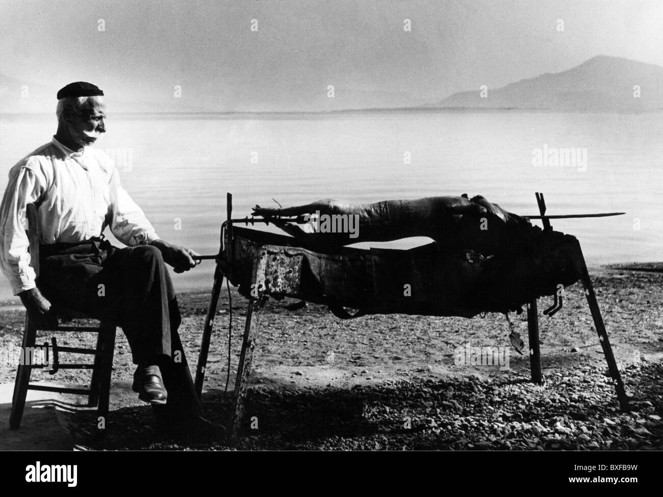 Grecia, persone, vecchio che grigliano una lampada, Kamena Vourla, um 1960, Additional-Rights-Clearences-Not available Foto Stock