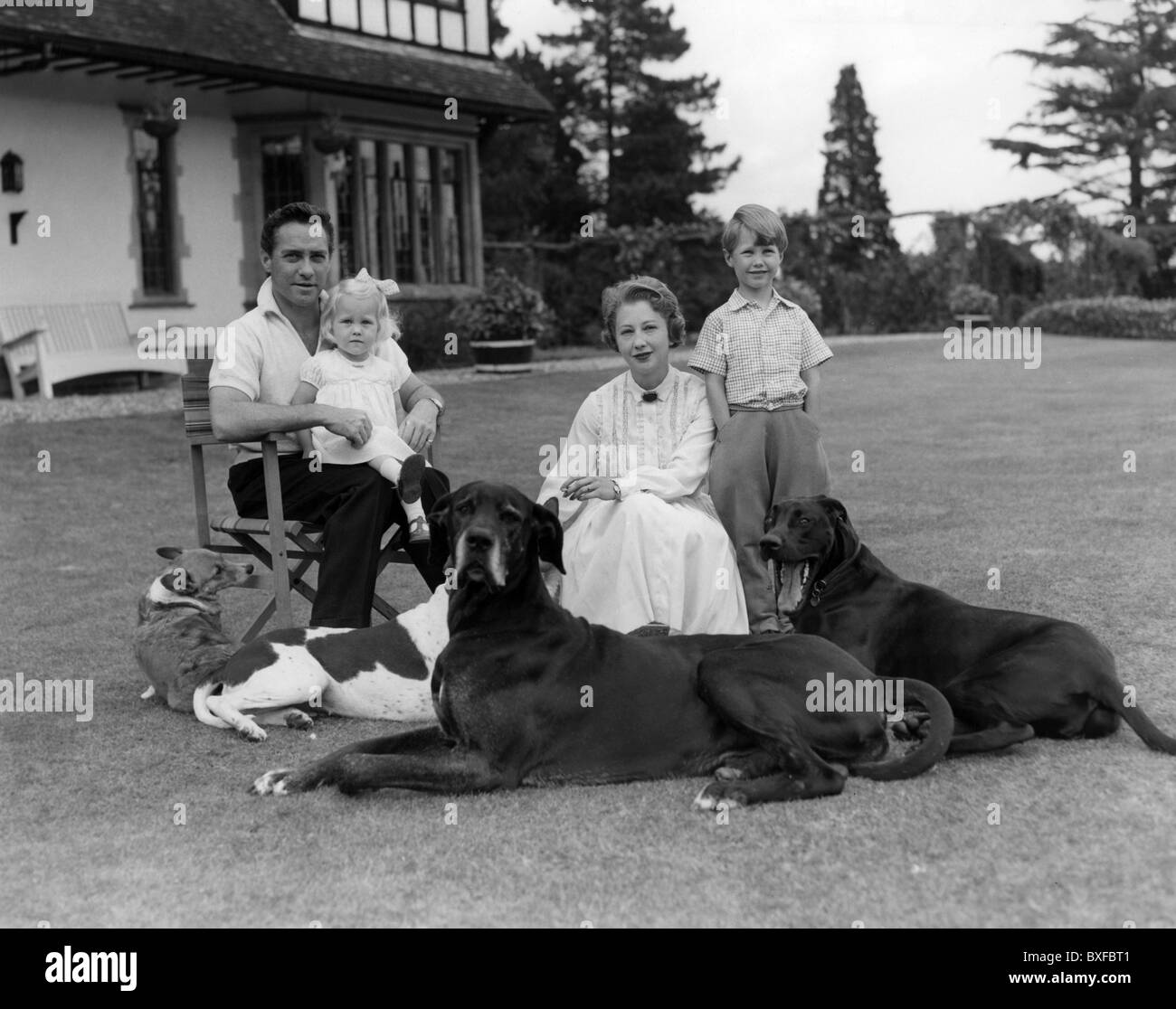 Todd, Richard, 11.6.1919 - 3.12.2009, attore britannico, foto di gruppo, con la sua famiglia e i suoi cani, circa 1957/1958, Foto Stock