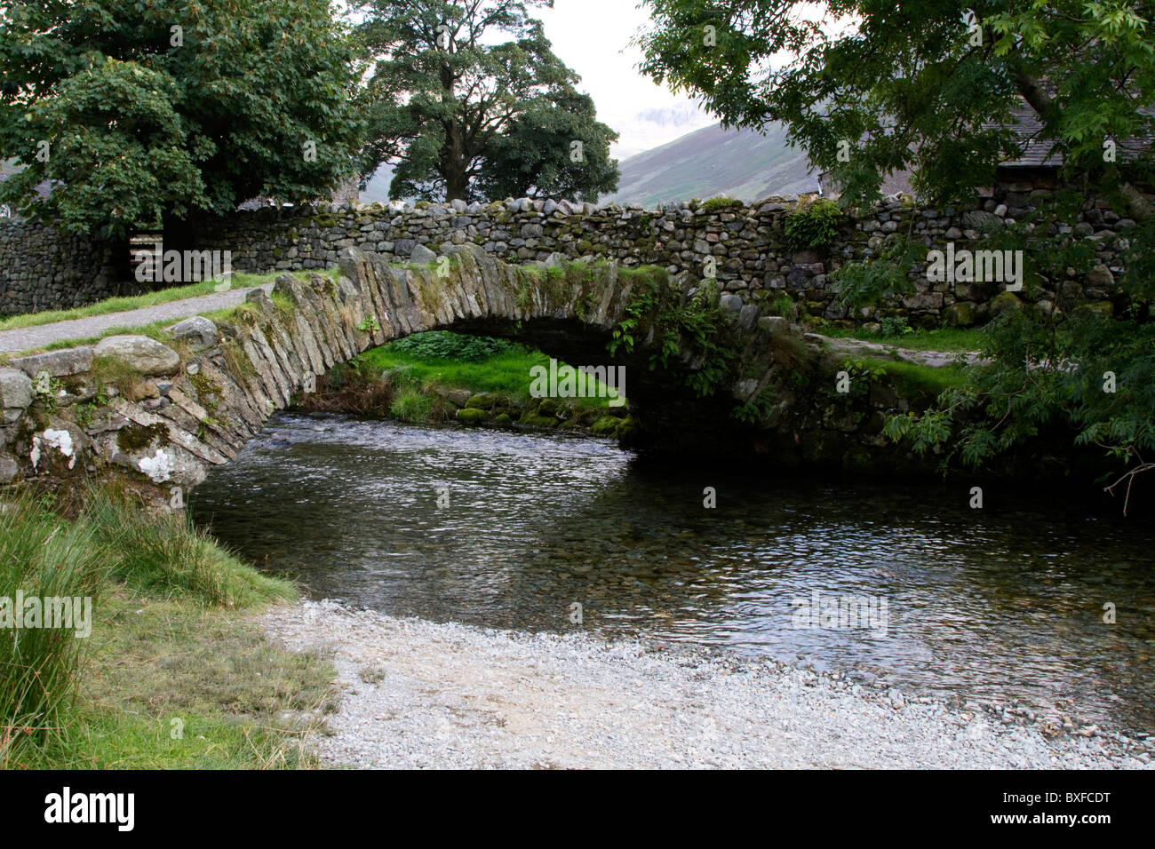 Il vecchio ponte pedonale su Lingmell Beck testa Wasdale Cumbria Foto Stock