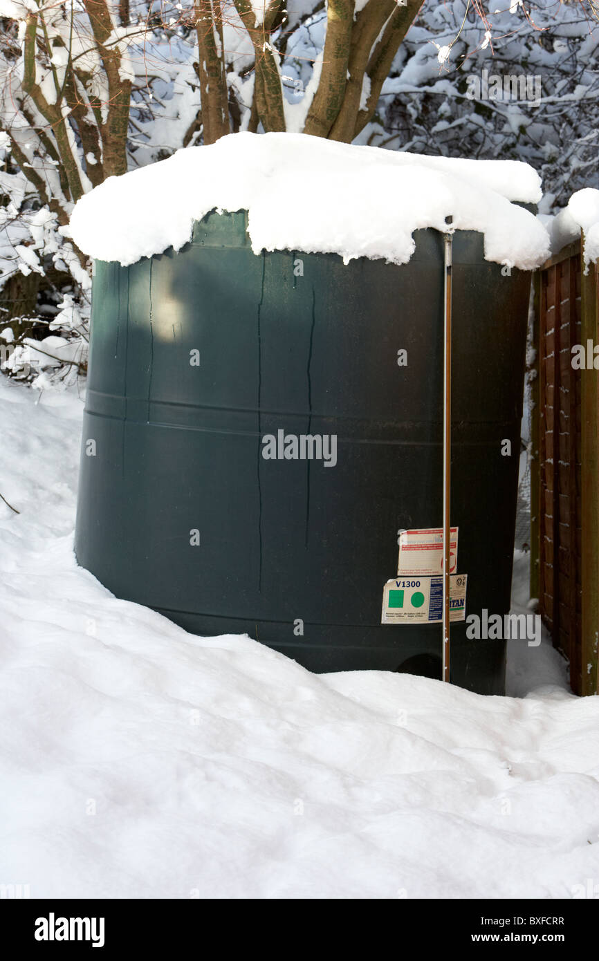 Home riscaldamento serbatoio olio ricoperta di neve in una fredda inverni nevosi giorno Irlanda del Nord Foto Stock