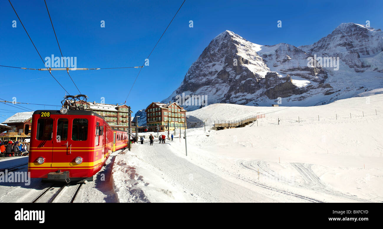 Jungfraujoch treno presso Kleiner Scheidegg in inverno con l'Eiger (sinistra) allora il Monch montagne. Alpi svizzere Svizzera Foto Stock