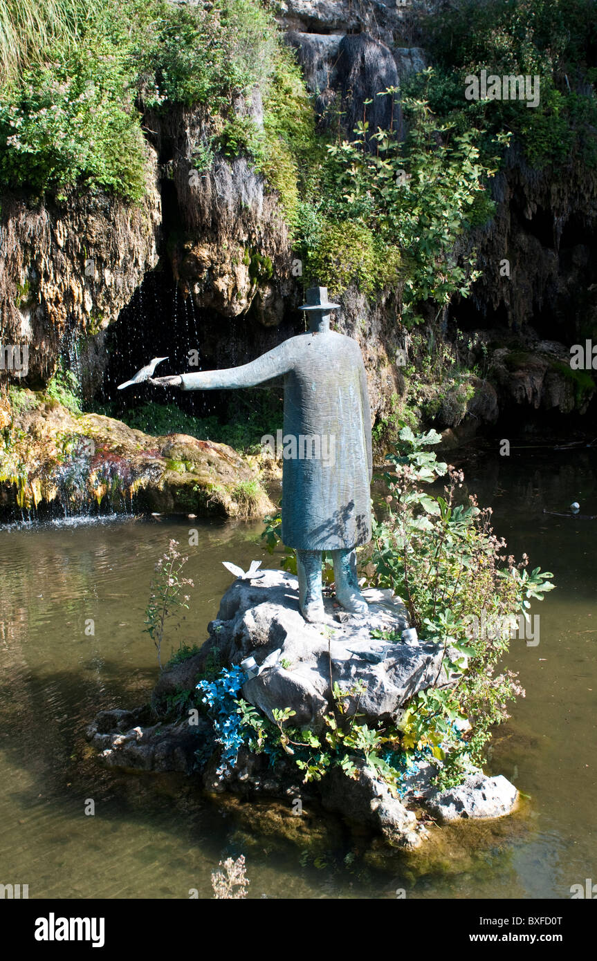 Bird fontana con una scultura di uomo con un cappello e un uccello, Parco Borely, Marsiglia, Francia Foto Stock