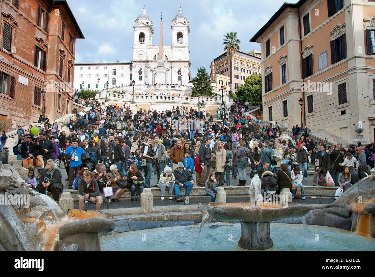 La folla di gente seduta sulla Scalinata di piazza di Spagna a Roma su un autunno/inverno del giorno Foto Stock