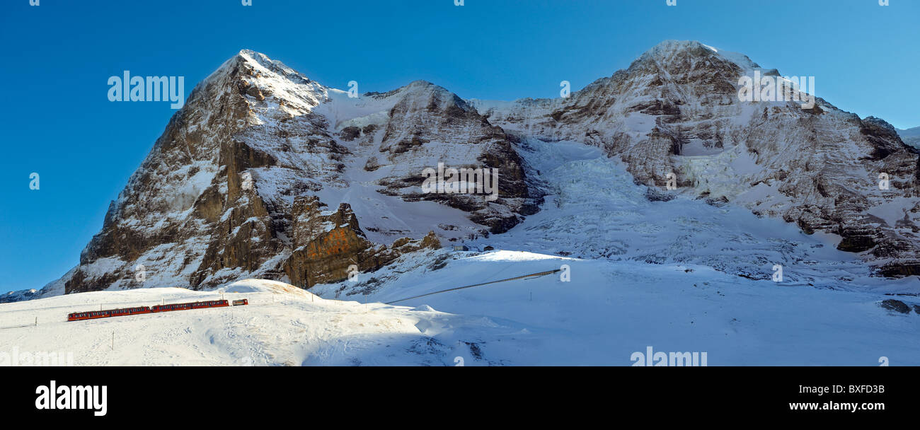 Jungfraujoch treno presso Kleiner Scheidegg in inverno con l'Eiger (sinistra) allora il Monch montagne. Alpi svizzere Svizzera Foto Stock