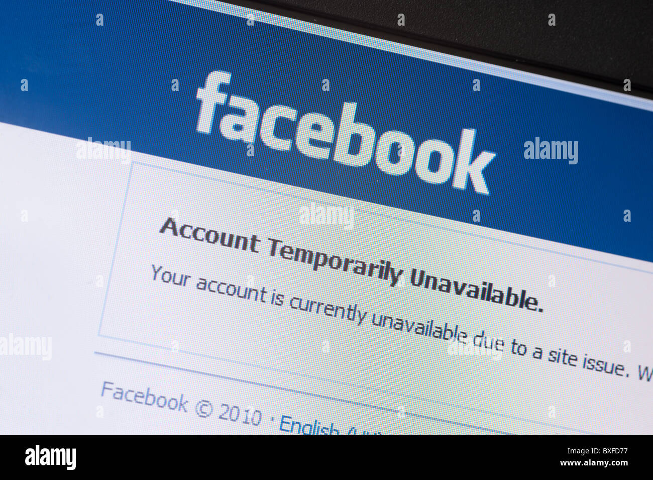 Facebook 'Account temporaneamente non disponibile' avviso visualizzato su un display LCD schermo portatile. 2010 Foto Stock