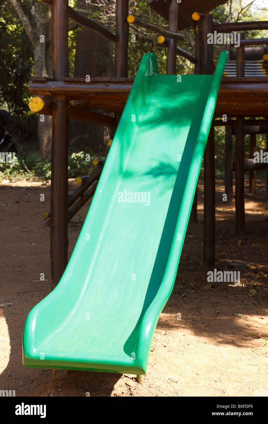 In plastica verde parco giochi diapositiva. Foto Stock
