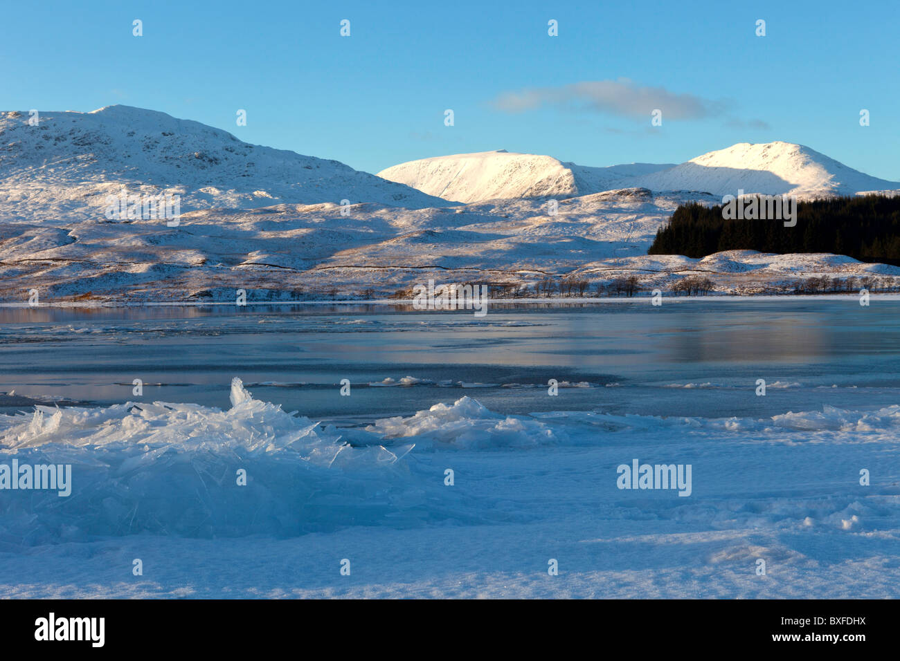 Belle montagne sul bordo del Loch Tulla e Rannoch Moor nelle highlands scozzesi Foto Stock