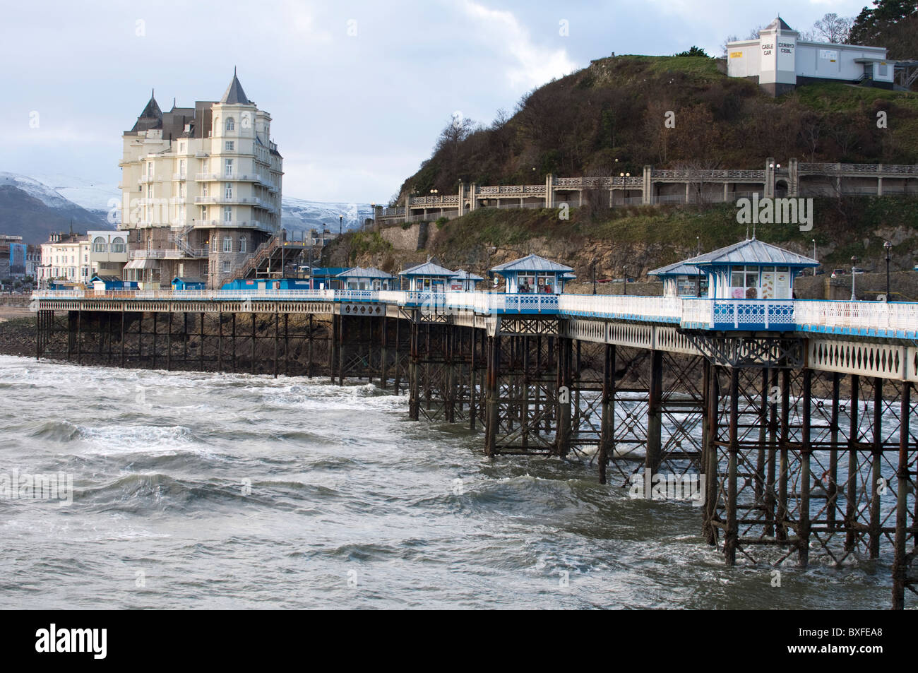 Grand Hotel Llandudno Pier mare montagna Wales UK Foto Stock