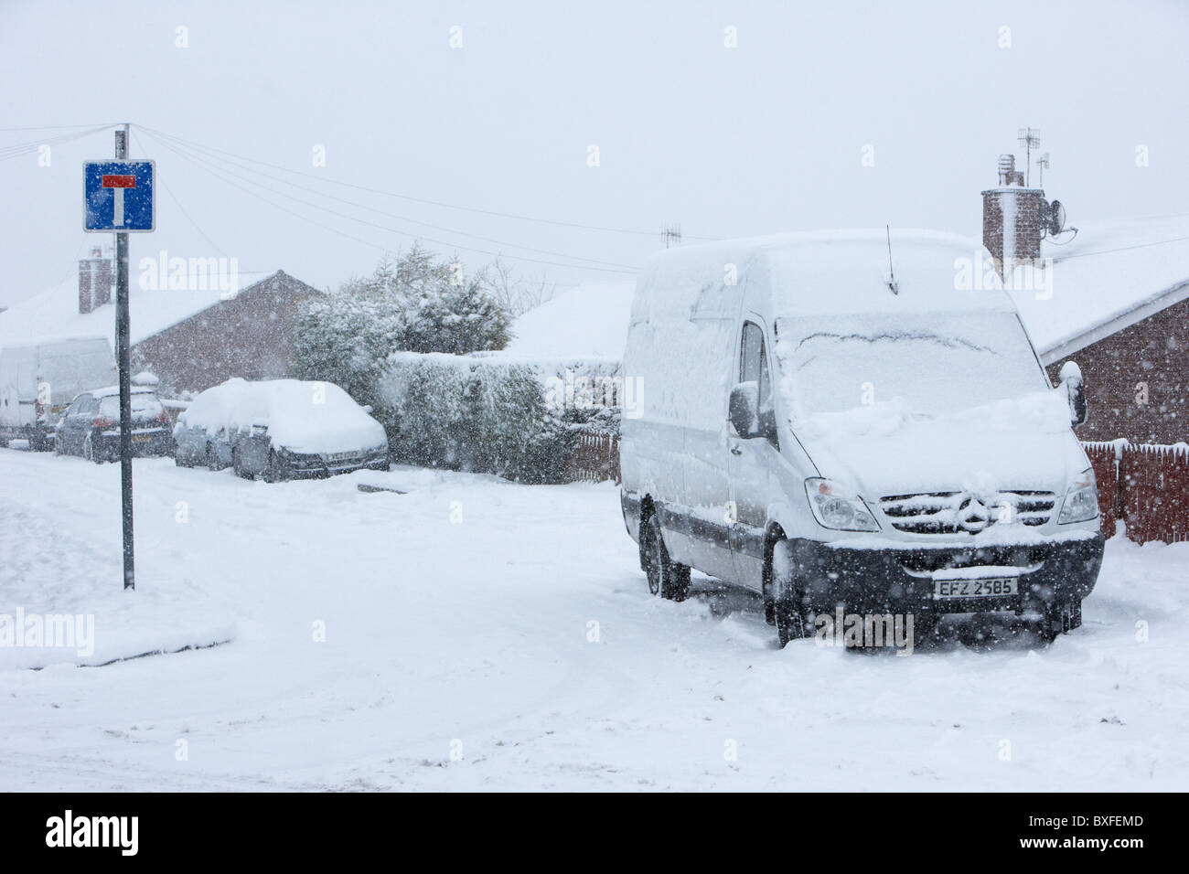 Bianco consegna van bloccati nella neve in un freddo inverni nevosi giorno Belfast Irlanda del Nord Foto Stock