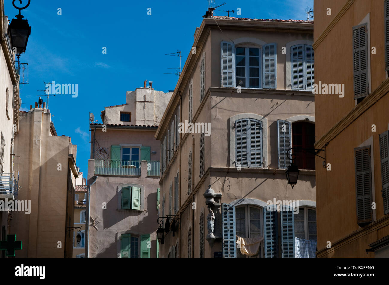 Le vecchie case in Le Panier district, Marsiglia, Francia Foto Stock