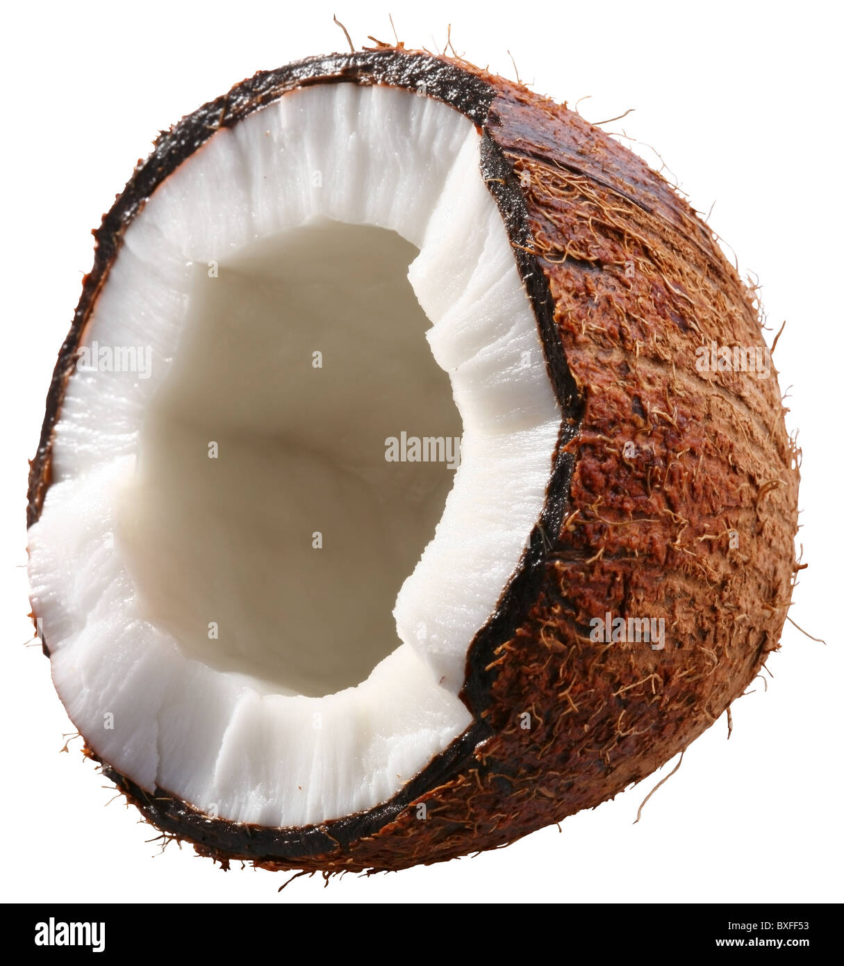 La metà della noce di cocco è isolato su uno sfondo bianco. Il file contiene un tracciati di ritaglio. Foto Stock