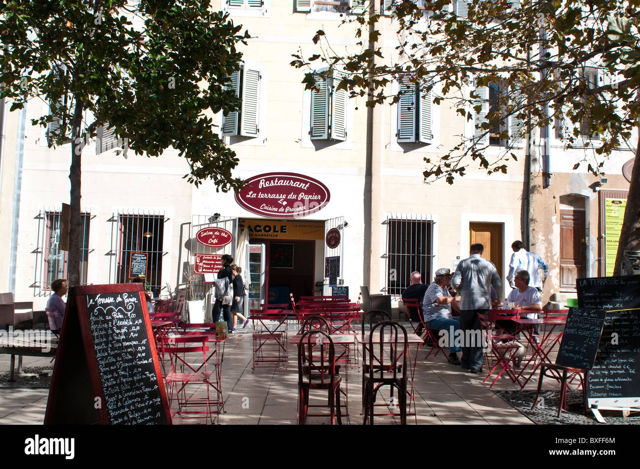 Un ristorante sulla piazza di Le Panier district, Marsiglia, Francia Foto Stock