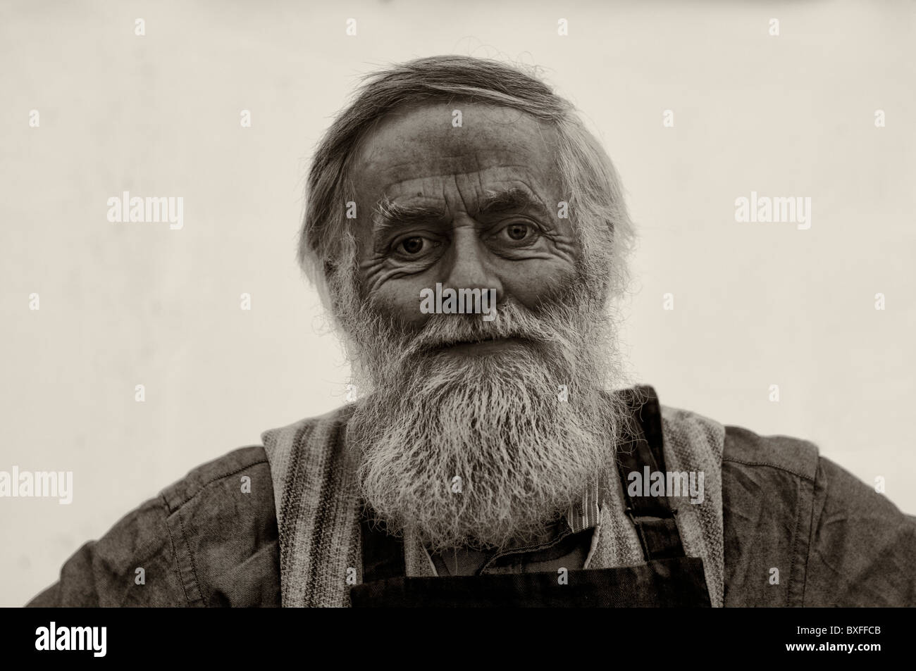 Tonalità seppia immagine di un uomo anziano con una lunga barba. Foto Stock