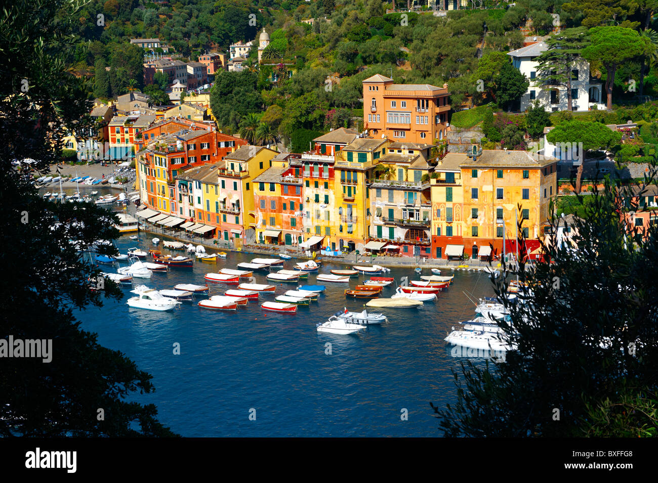 Vista panoramica del villaggio di pescatori di Portofino e delle sue tradizionali case ligure, Liguria, Italia Foto Stock