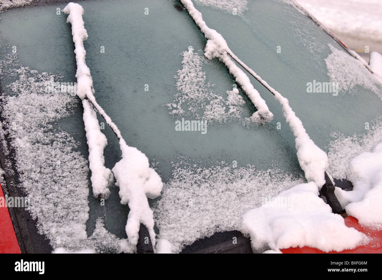Congelati auto parabrezza e tergicristalli Foto Stock