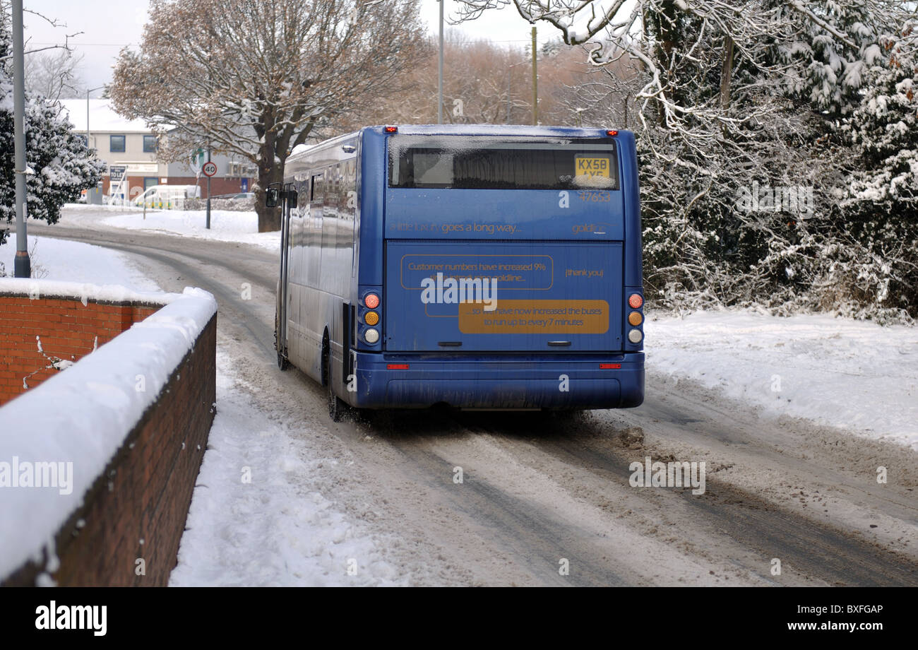 Bus nella neve, Warwick, Regno Unito Foto Stock