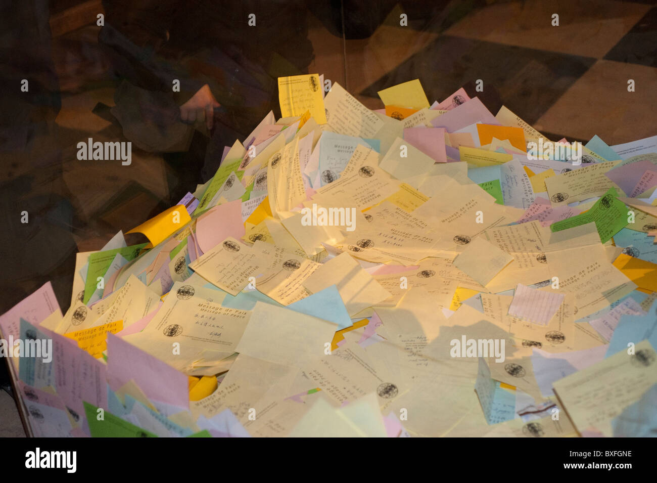 Parigi, Francia, la cattedrale di Notre Dame, turistico Auguri di Natale per la pace nel mondo, nella casella Foto Stock