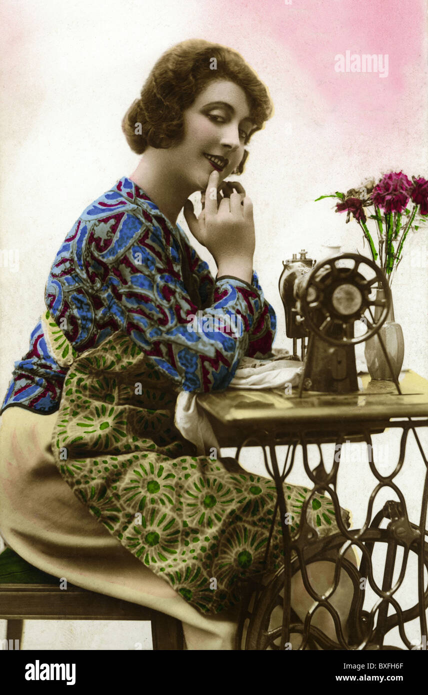 Persone, donne, donna con macchina da cucire, Francia, circa 1929, diritti aggiuntivi-clearences-non disponibile Foto Stock