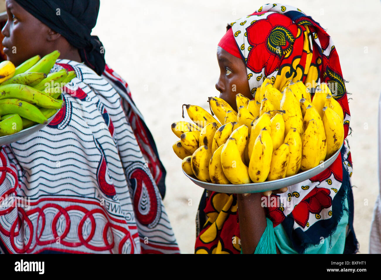 Ragazza la vendita delle banane per i passeggeri di un autobus a Mombasa, in Kenya Foto Stock
