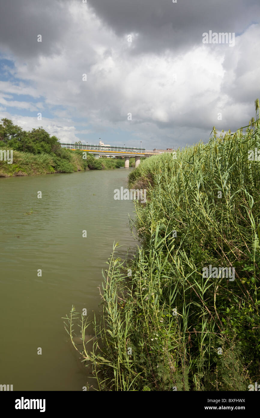 Le banche non sviluppata del Rio Grande Fiume che scorre attraverso il centro cittadino di Brownsville, Texas, guardando ad ovest di Matamoros, Messico Foto Stock