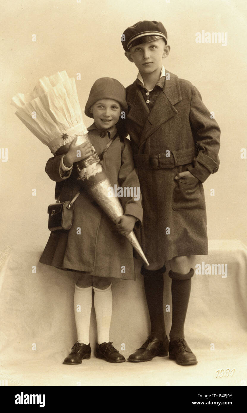 Istruzione, scuola, iscrizione, ragazza con il cono scolastico, Germania, 1931, diritti aggiuntivi-clearences-non disponibile Foto Stock