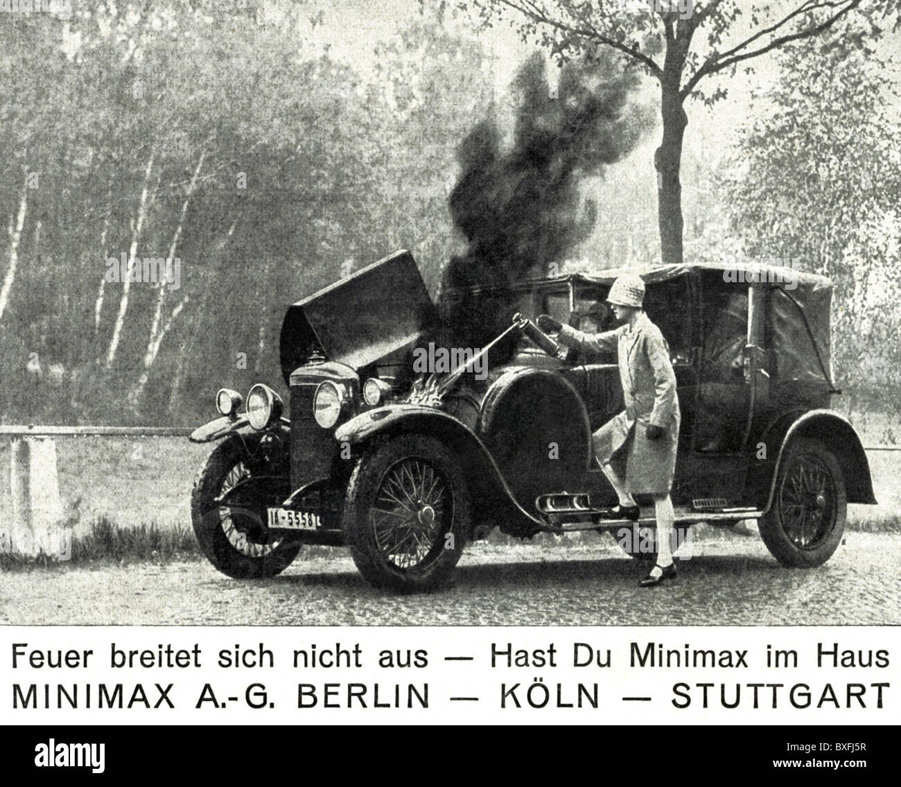 Trasporto / trasporto, auto, incidente, donna estinguente il motore con estintore a mano Minimax, Germania, 1928, diritti aggiuntivi-clearences-non disponibile Foto Stock