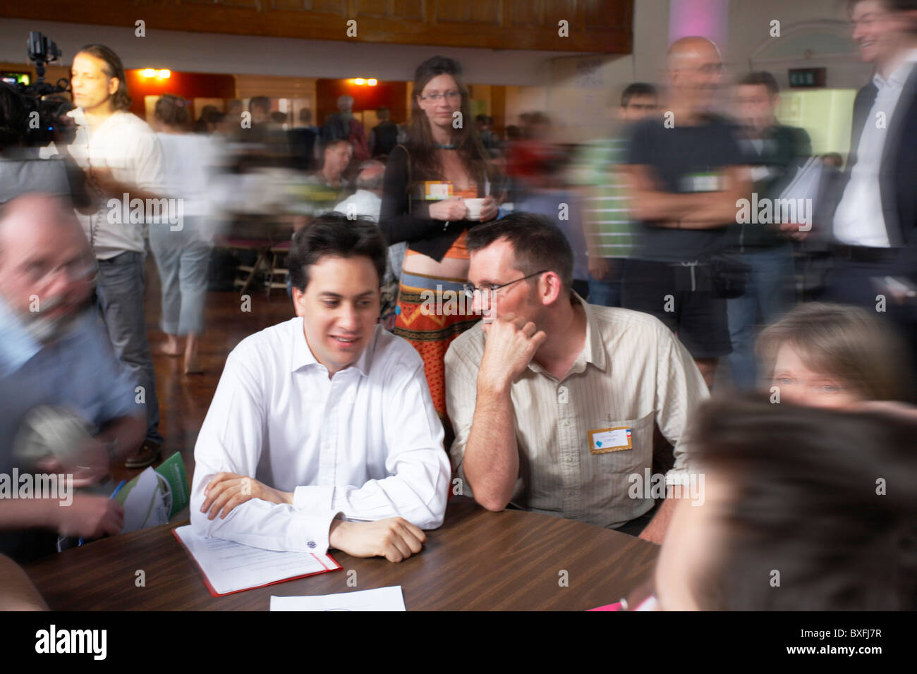 Regno Unito lavoro MP ed ex leader Ed Miliband con Rob Hopkins dalla rete di transizione. Foto Stock
