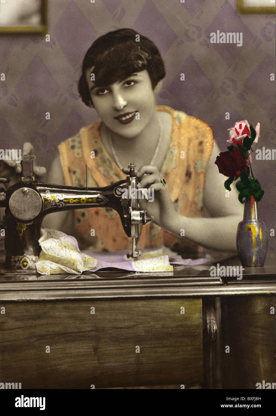 Persone, donne, donna con macchina da cucire, Francia, 1927, diritti-aggiuntivi-clearences-non disponibile Foto Stock