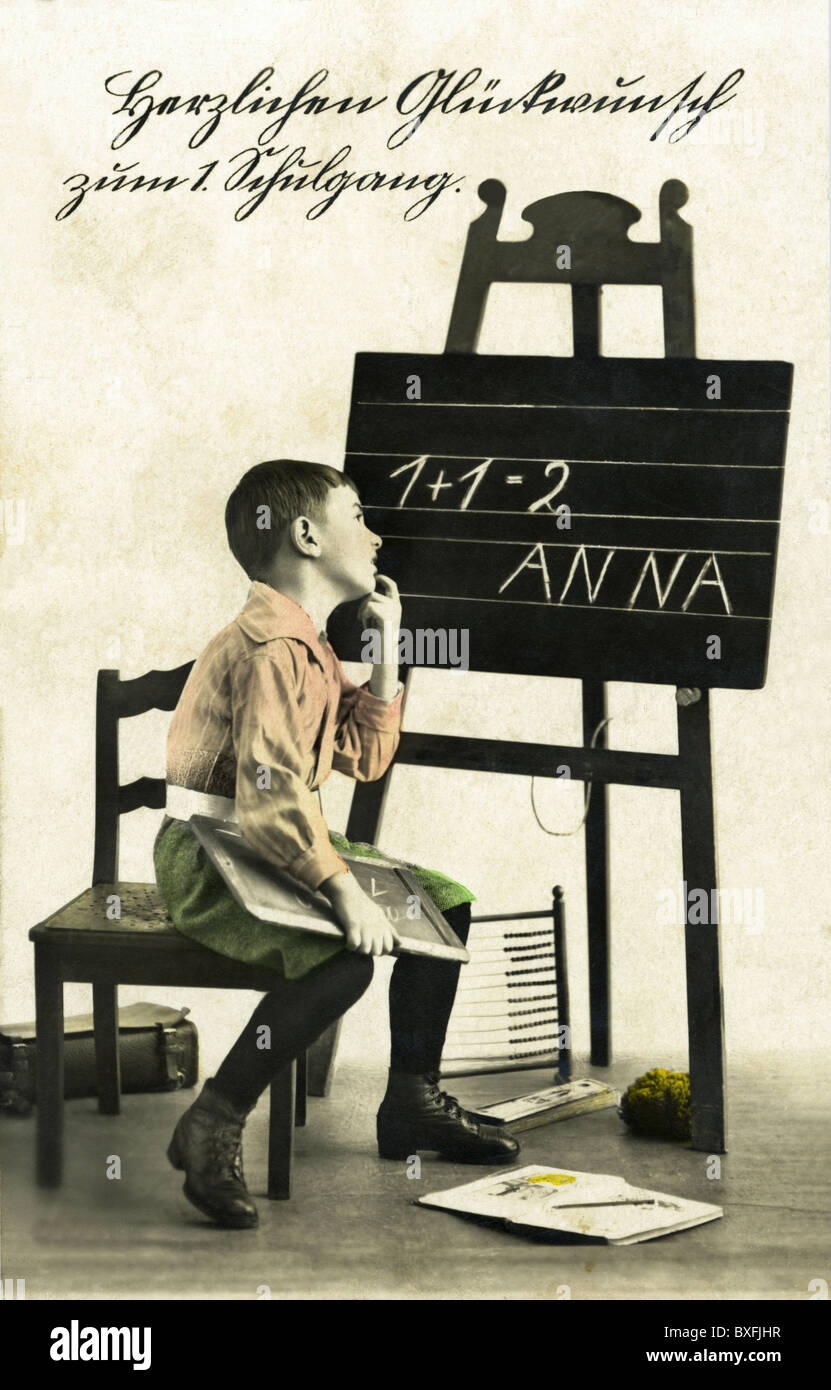 Istruzione, Germania, 1926, scolaro seduto di fronte a una lavagna, cartolina, 'Congratulazioni il tuo primo giorno a scuola', diritti aggiuntivi-clearences-non disponibile Foto Stock