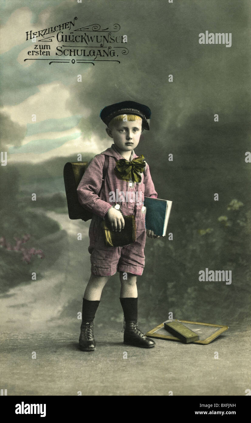 Istruzione, Germania, circa 1910, scolaro sulla strada per la scuola, cartolina, 'Congratulazioni sul vostro primo giorno a scuola', diritti aggiuntivi-clearences-non disponibile Foto Stock