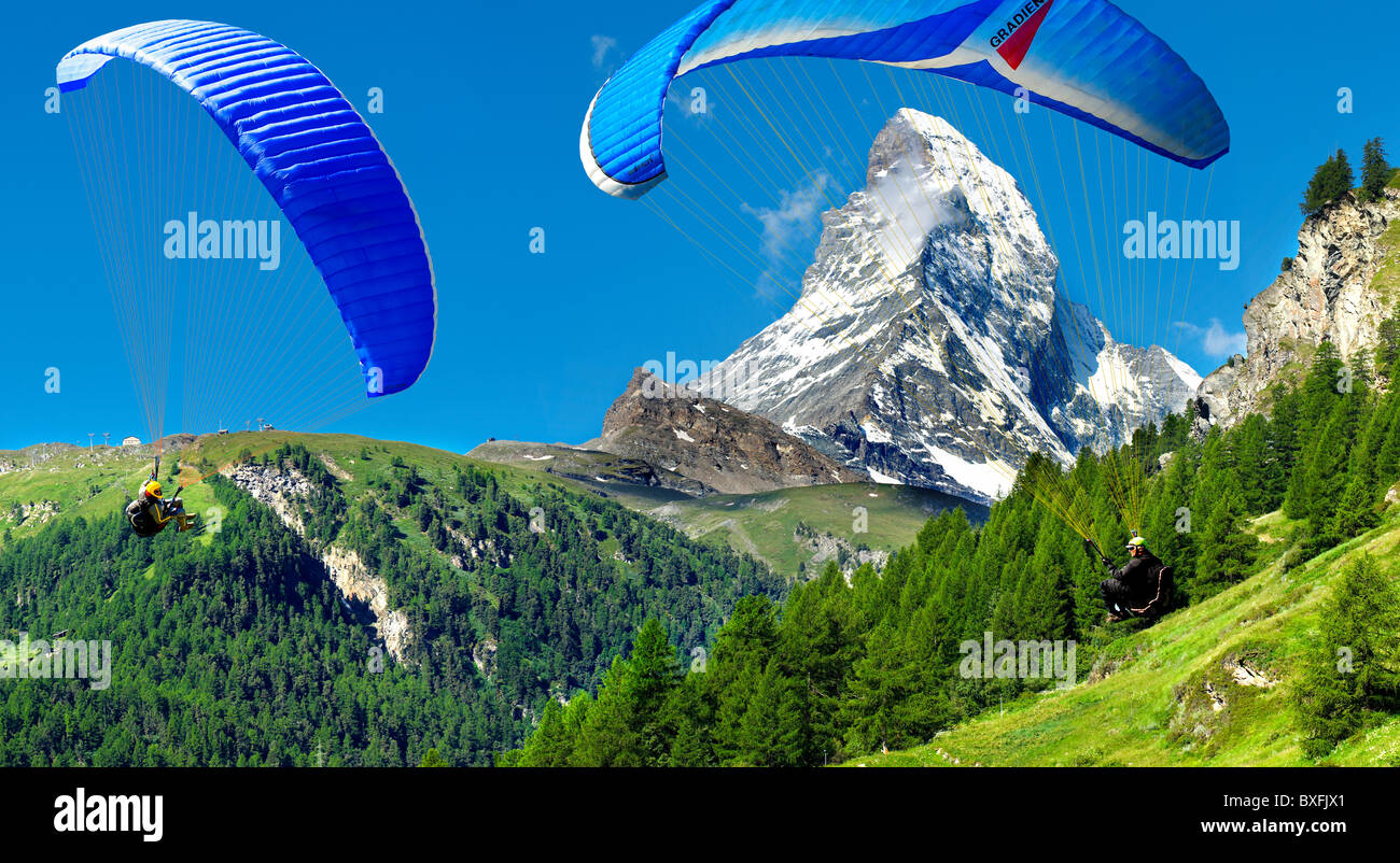 I parapendii sopra il monte Cervino peak - Alpi Svizzere - Svizzera Foto Stock