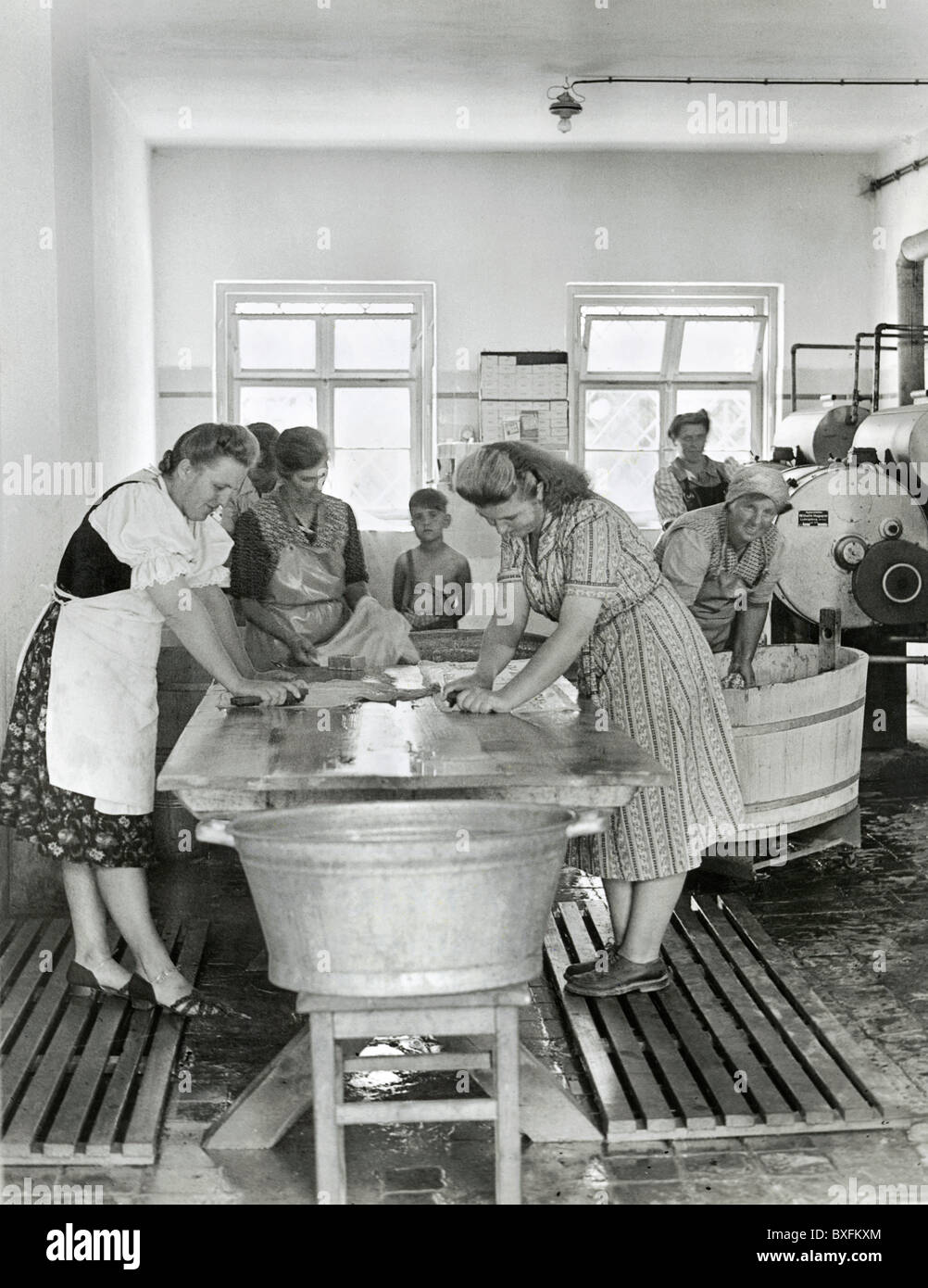 Famiglia, riciclaggio, donne in lavanderia, Baviera, Germania, circa 1949, diritti-aggiuntivi-clearences-non disponibile Foto Stock