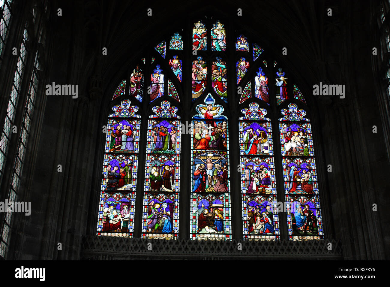 Finestra di vetro colorato all'interno di Christchurch Priory chiesa in Dorset Foto Stock