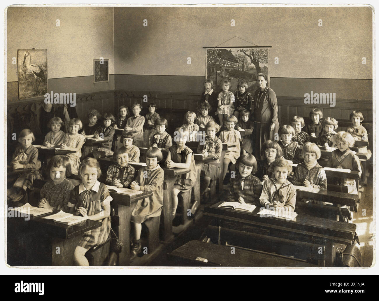 Istruzione, classe scolastica, classe femminile con insegnante in