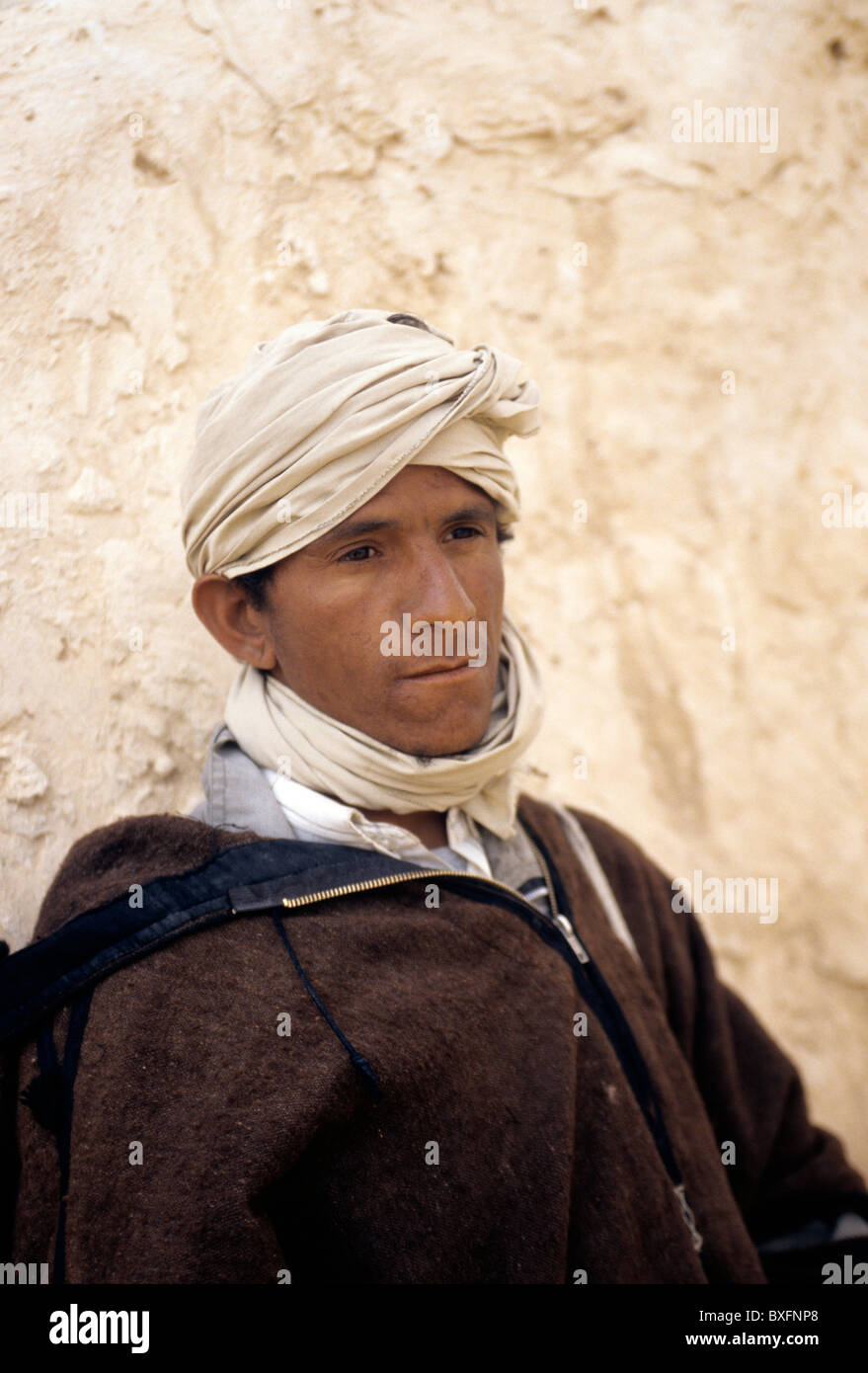 Tradizionalmente vestito uomo al set di deserto di Mos Espa, utilizzato nel film di Guerre Stellari- vicino a Tozeur, Tunisia. Foto Stock