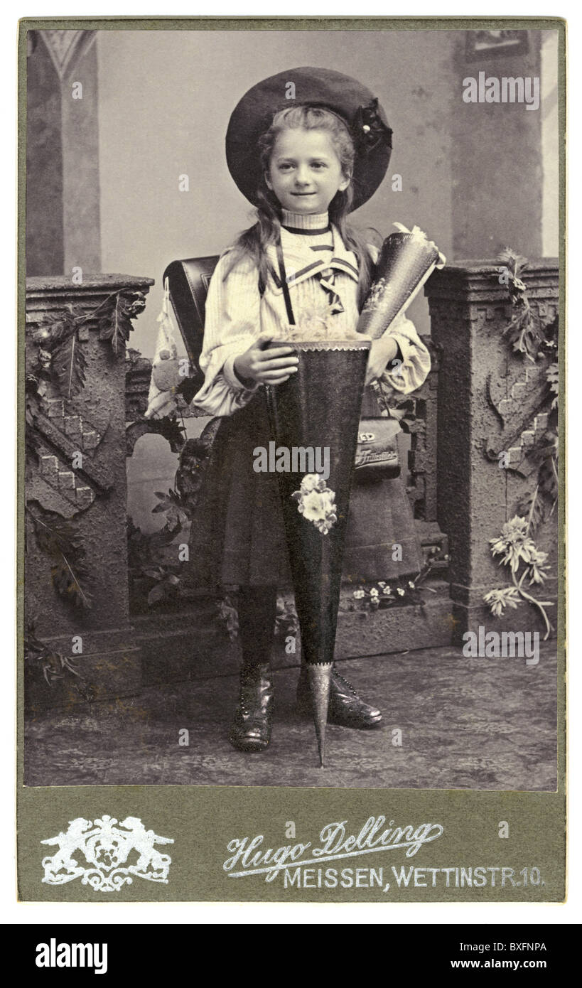 Persone, bambini, alunni con la scuola cono, Meissen, Sassonia, Germania, circa 1902, diritti aggiuntivi-clearences-non disponibile Foto Stock