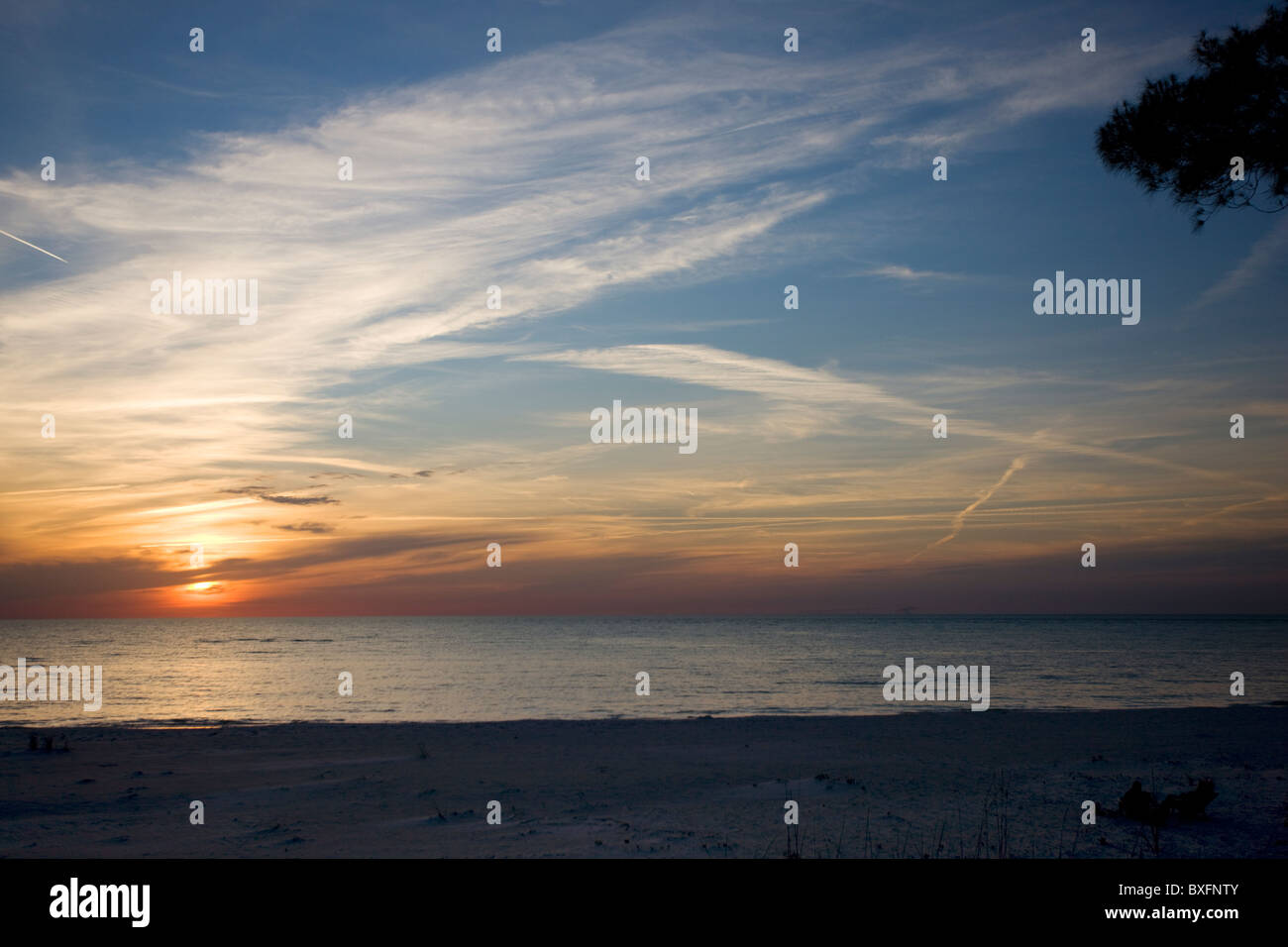 Idilliaco litorale e la spiaggia di sabbia al tramonto su Anna Maria Island, Florida, Stati Uniti d'America Foto Stock