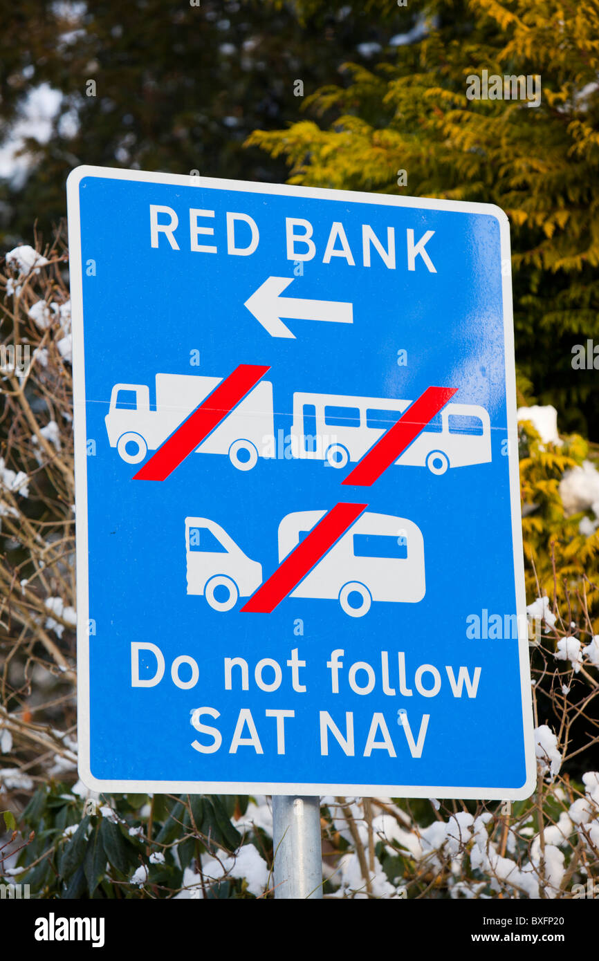 Un segno a Grasmere divieto di veicoli pesanti da utilizzando le ripide e strette Red Bank Road dopo autocarri utilizzando Sat Nav è rimasto bloccato. Foto Stock