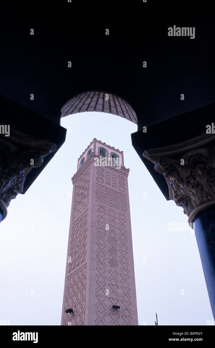 Minareto della moschea el-Ferdous su Ave. Habib Bourguiba all'alba nel deserto città di Tozeur - Tunisia. Foto Stock