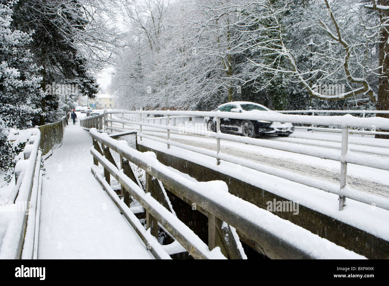Su strada e sentiero sotto la neve. Surrey, Regno Unito Foto Stock
