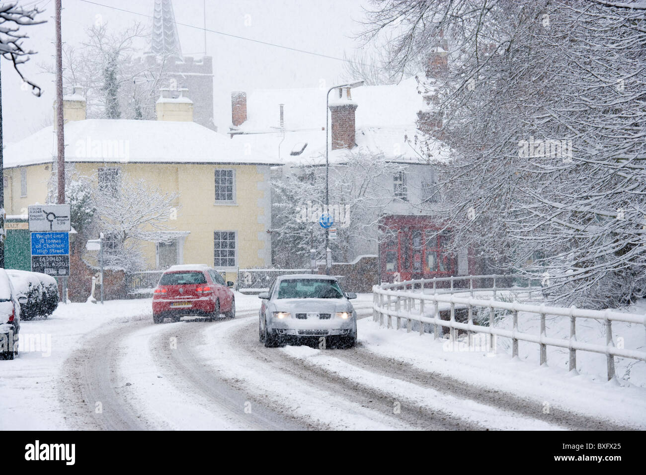 Villaggio dopo la caduta di neve fresca. Chobham, Surrey, Regno Unito Foto Stock